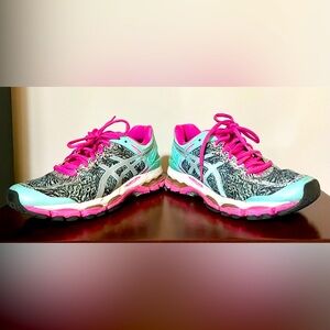 Women’s ASICS dynamic duo max running shoes. Worn but in good condition.Size 6.5